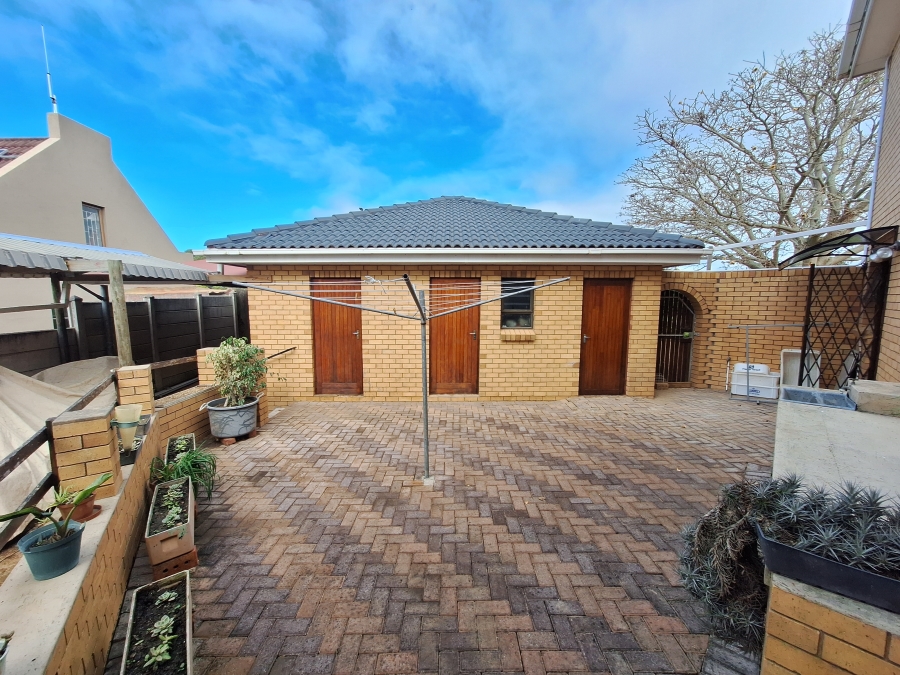 4 Bedroom Property for Sale in Wavecrest Eastern Cape